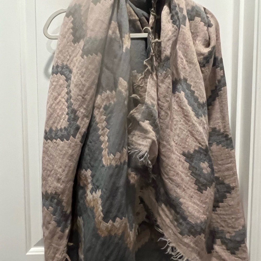 Aritzia mosaic blanket scarf